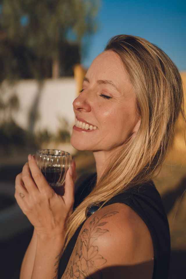 Louise sorrindo em foto casual