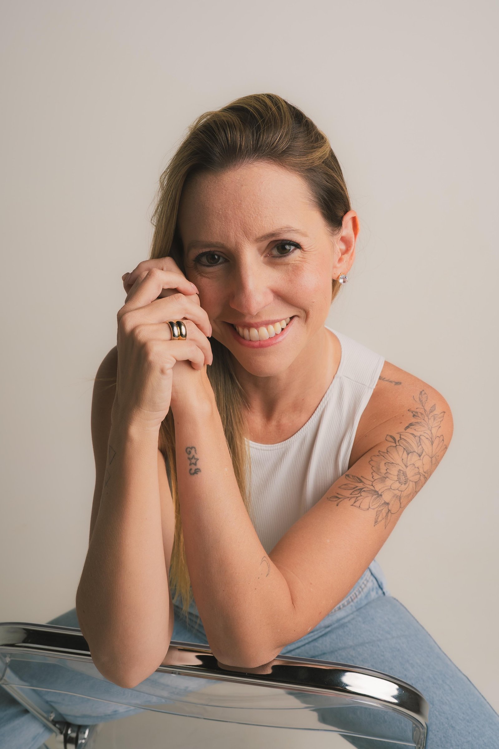Mãe sorrindo em um ambiente claro com crianças
