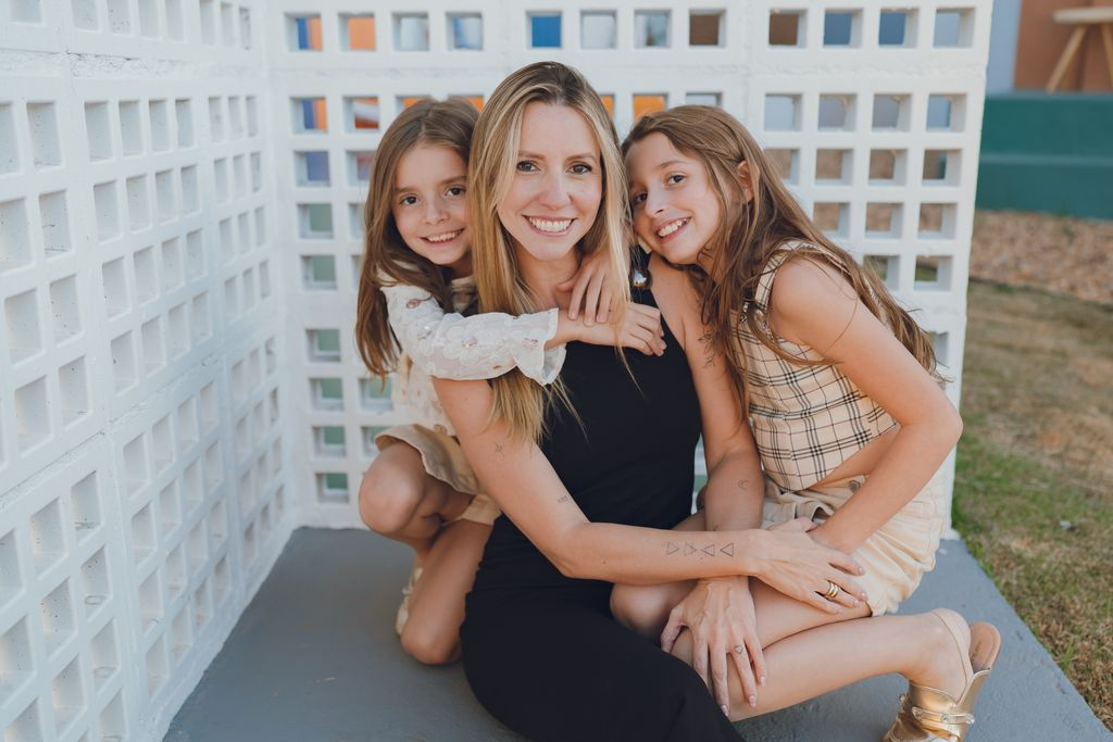Família em momento leve ao ar livre